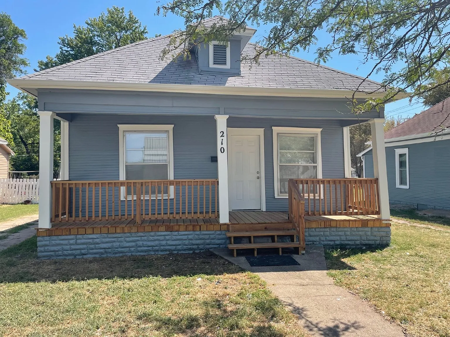 3 bed, 1.5 bath, 1232 sqft, $1,100 — Photo 2