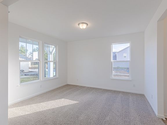 3rd image of 914 Stonehaven Dr