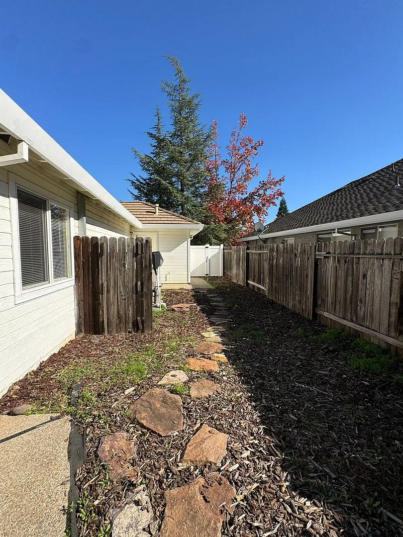 Not your ordinary rental! Pool! Kitchen aid appliances! Desirable school district! 3 Bedroom plus... — Photo 4