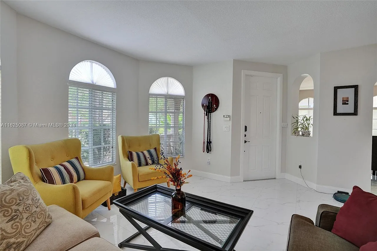 3 bed, 2211 sqft, $3,100 — Photo 3