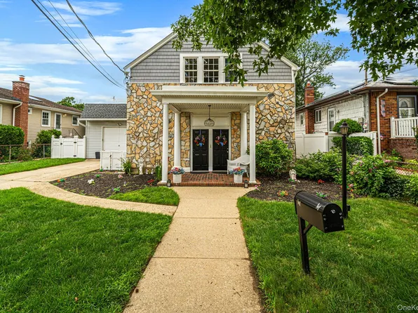 17 Oxford Street, Malverne, NY 11565