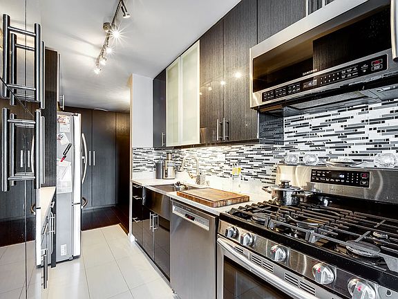 3rd image of 2940 W 5th St #11R