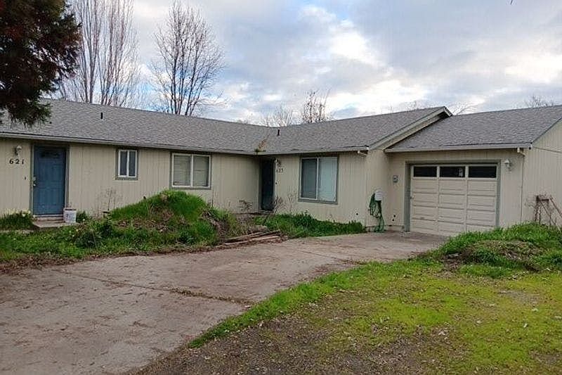 1st image of 621-623 SW Balsam Rd