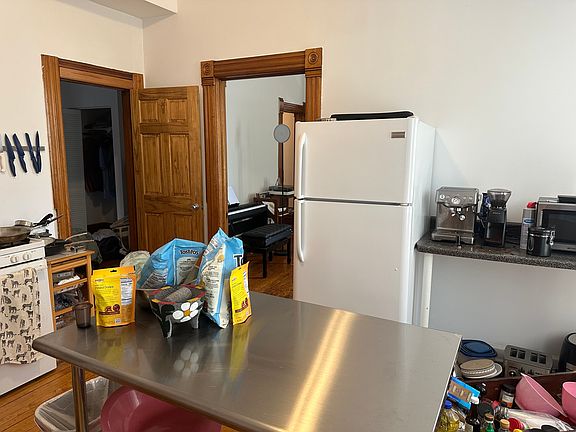 3rd image of 1049 N Marshfield Ave APT 2R