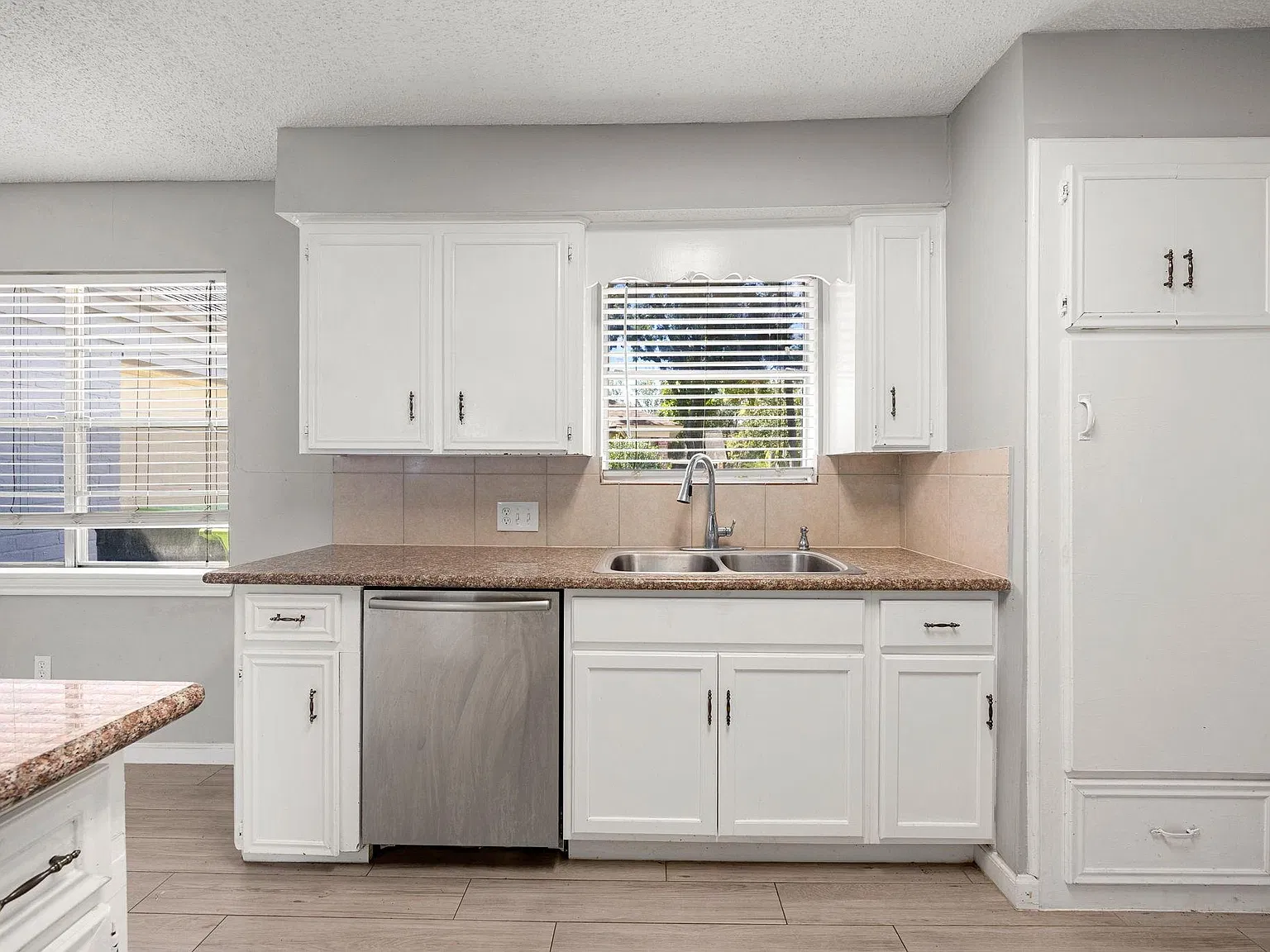 4 bed, 2.0 bath, 1905 sqft, $1,800 — Photo 3