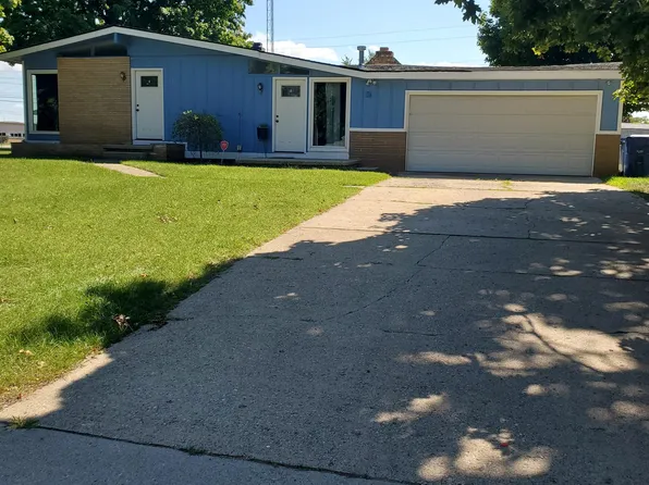 682 Waverly Dr, Benton Harbor, MI 49022