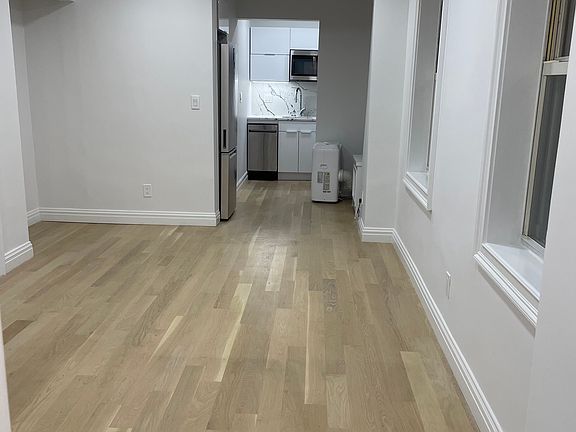 4th image of 321 E 43rd St APT 315