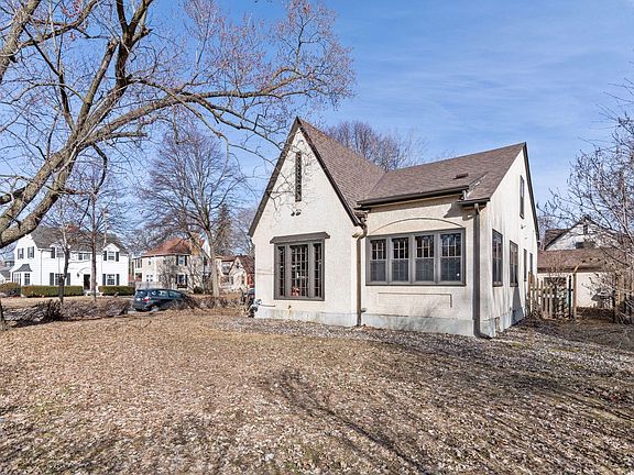 4th image of 300 E Diamond Lake Rd