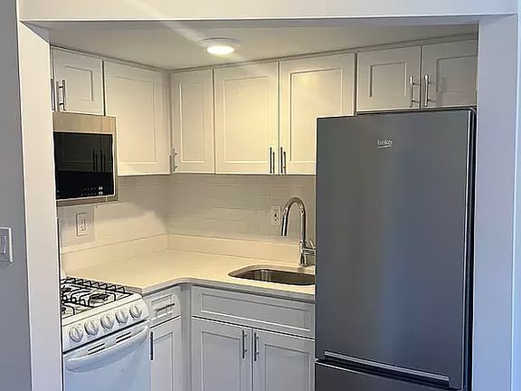 4th image of 1582 York Ave APT 3D