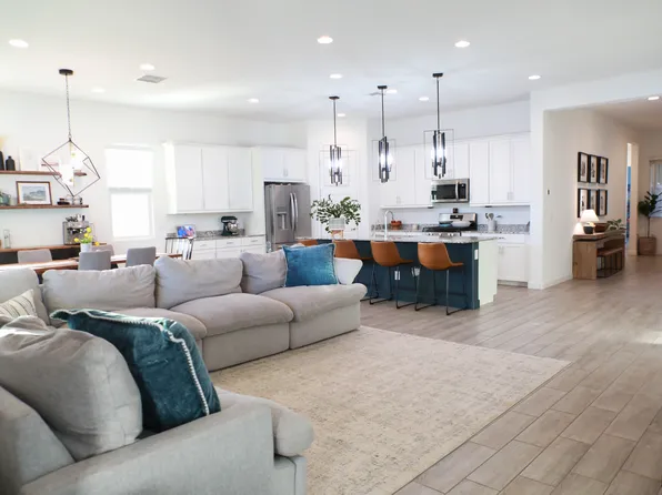 827 W Flatiron Trl, Apache Junction, AZ 85120