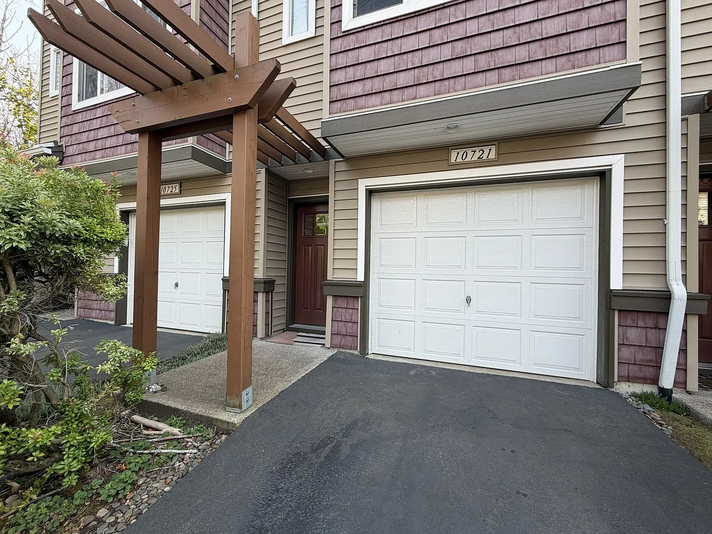 Hillsboro 2 Bedroom Townhouse with Stainless Steel Kitchen, Gas Range, Attached Garage & Private ... — Photo 2