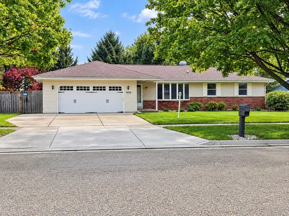 1212 N Wuthering Hills Dr, Janesville, WI 53546
