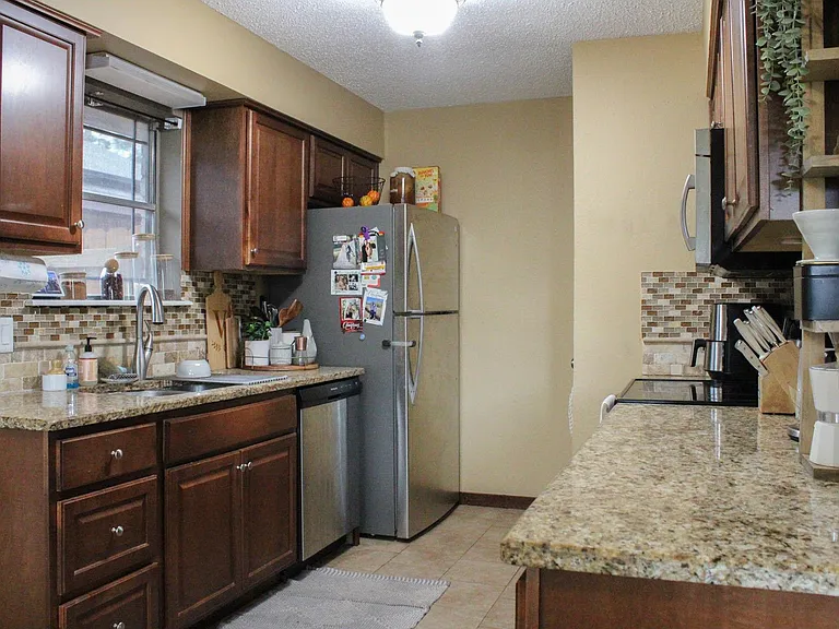 2102 Meadowgrove Dr — Photo 4