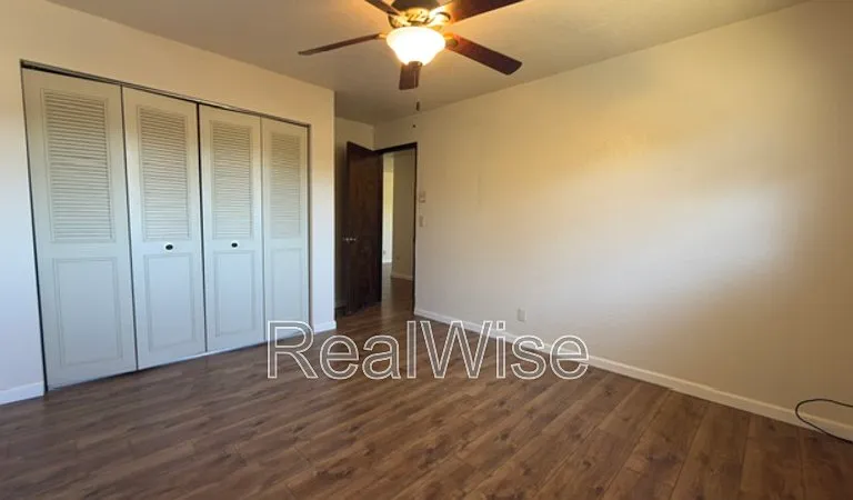 550 SE Center St — Photo 11