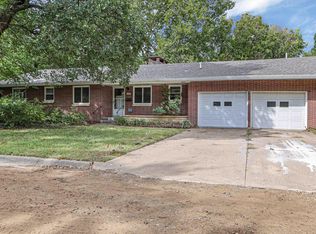 505 Oakdale Dr, Manhattan, KS 66502