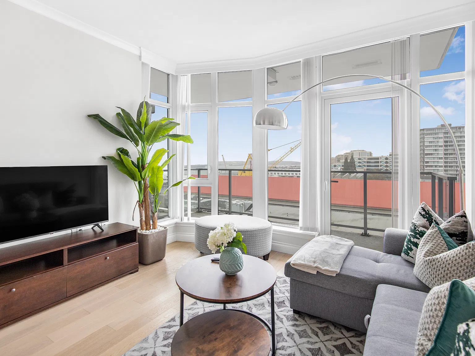 Fully Furnished- Lower Lonsdale in North Vancouver — Photo 2