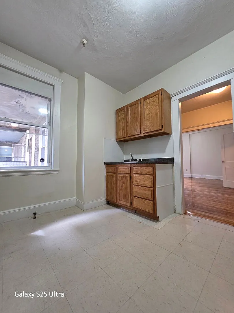 No Brokers Fee, No Security Deposit, Heat and Hot Water Included — Photo 4