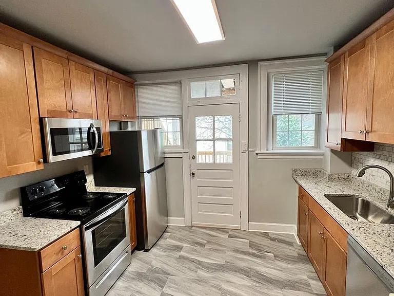 402 N Sheppard St — Photo 4