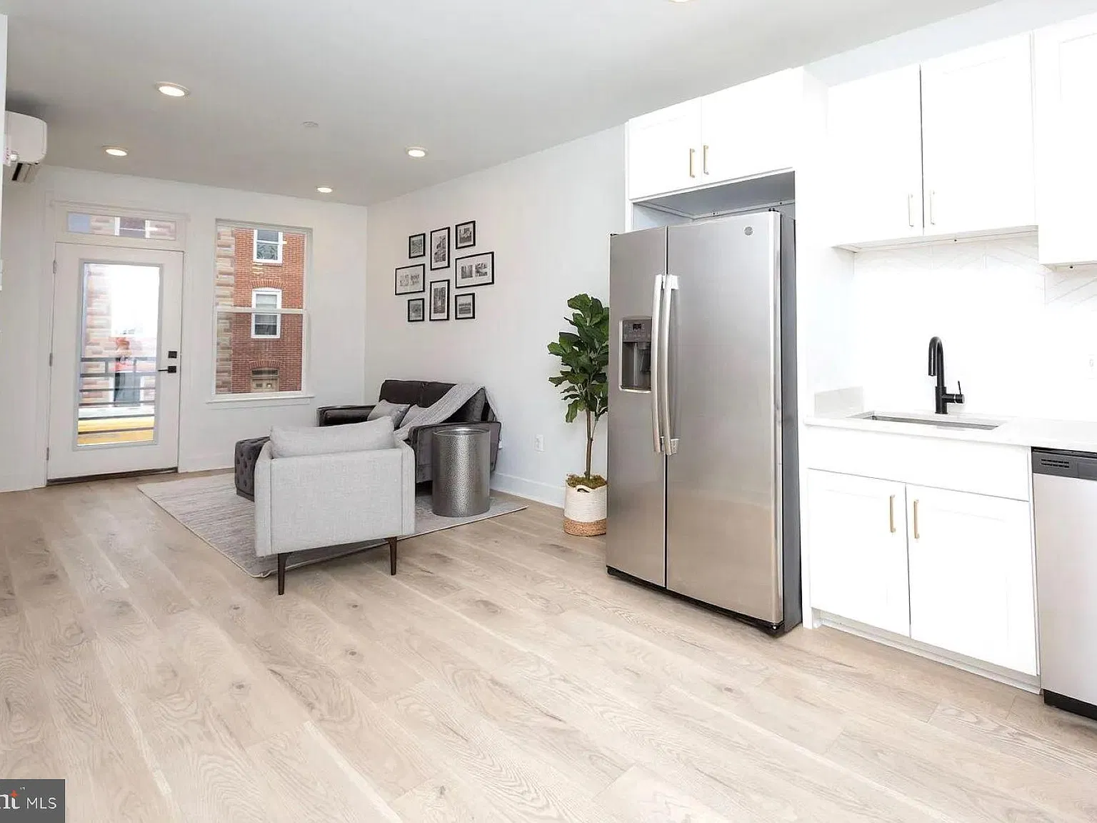 2 bed, 1.0 bath, 725 sqft, $2,100 — Photo 4