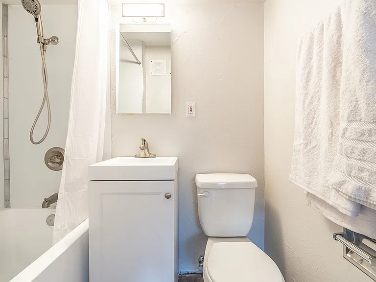 Westernaire Apartments — Photo 15