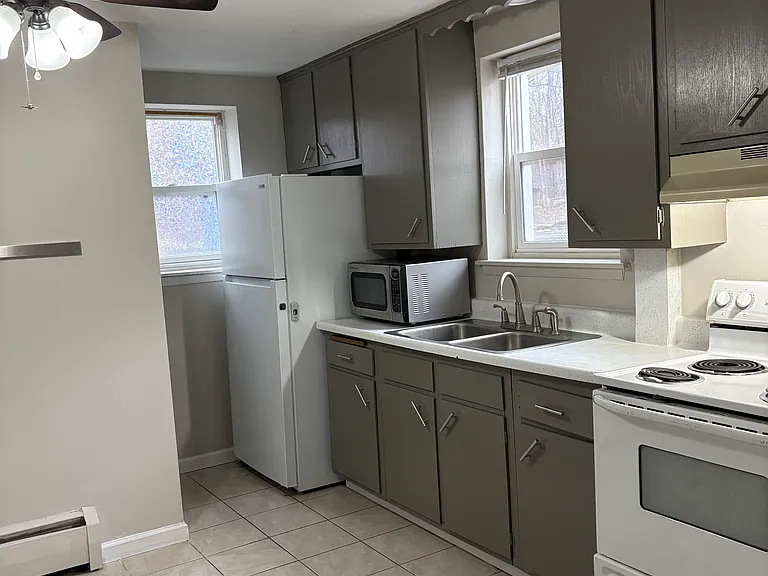 322 Dean Ave E — Photo 2