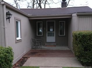 2305 Ridge Rd, White Lake, MI 48383