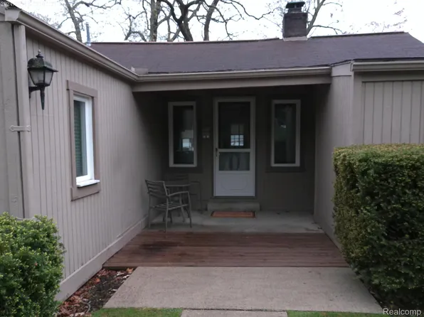 2305 Ridge Rd, White Lake, MI 48383