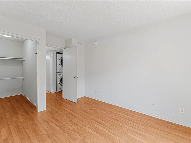 2433 Barry Ave #107 — Photo 10