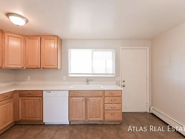 910 Bishop Ct #B — Photo 7