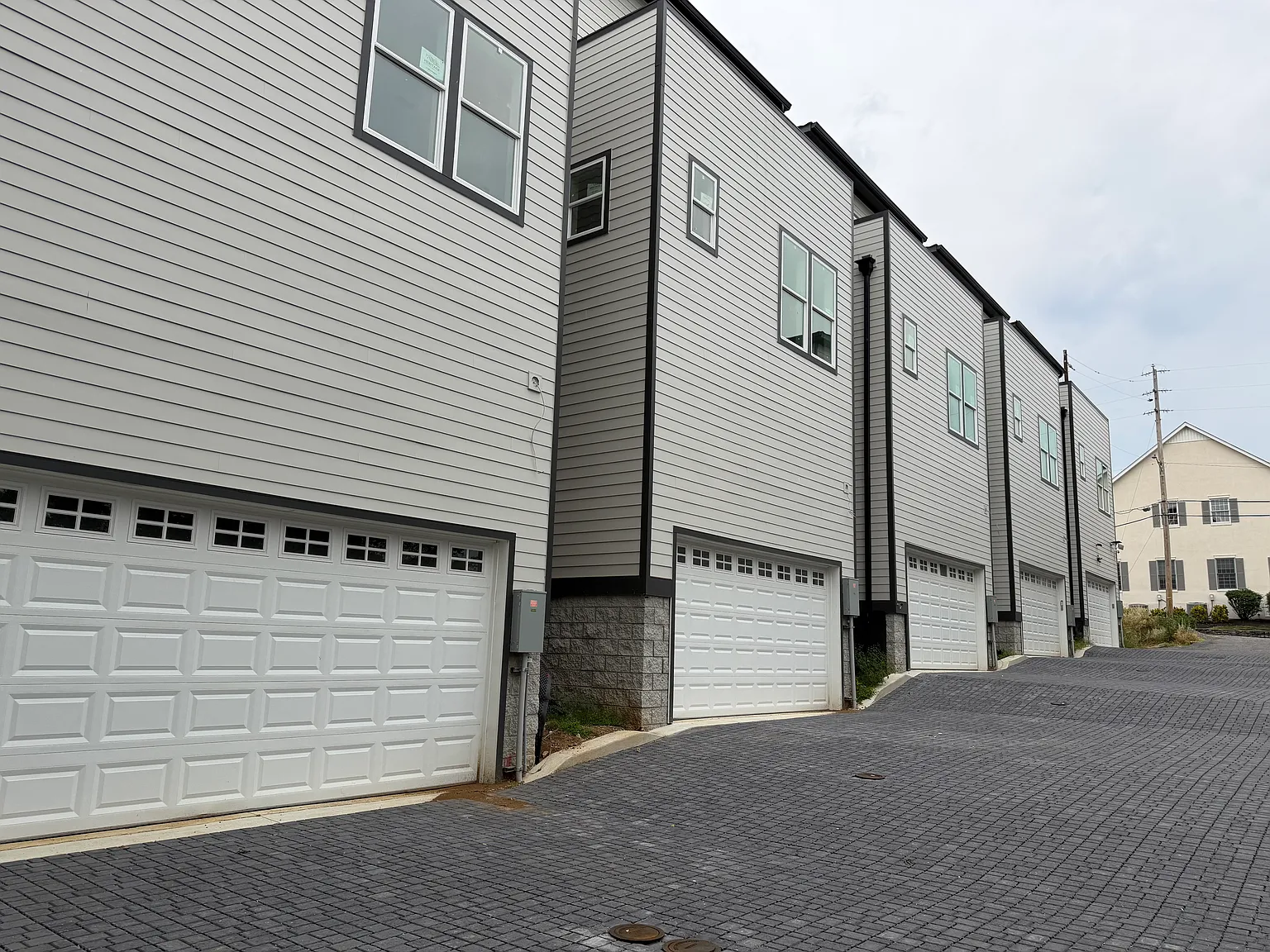 3 bed, 3.5 bath, 1830 sqft, $2,675 — Photo 3