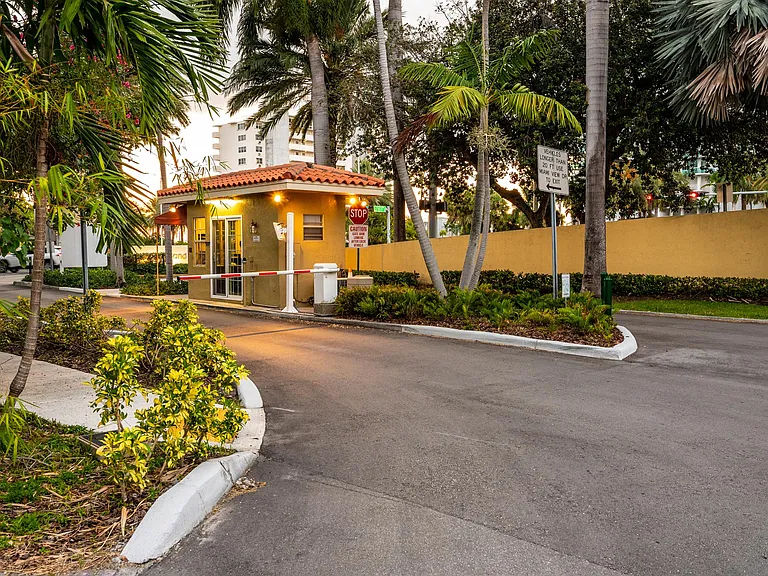 7611 Coquina Dr — Photo 35