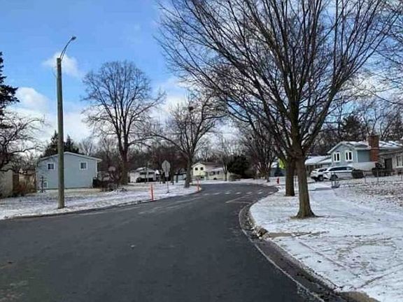Exterior Neighborhood (street photo)