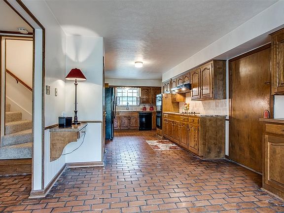 2nd image of 505 Park Ln