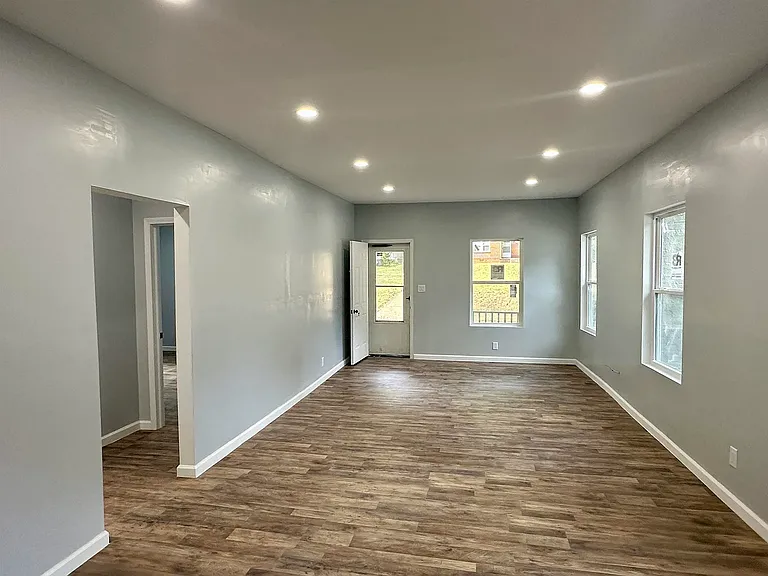 913 Royal Ave — Photo 3