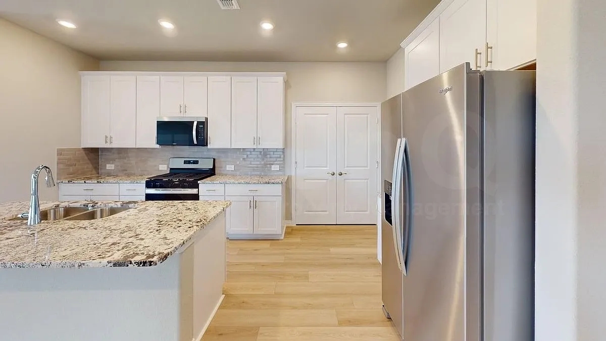 4 bed, 3.0 bath, 1981 sqft, $2,350 — Photo 4