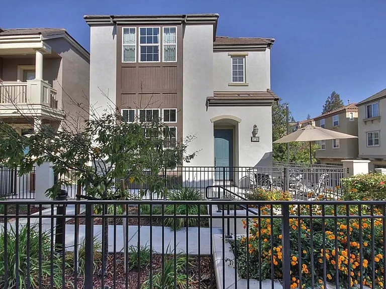 4736 Torrey Pines Cir — Photo 2