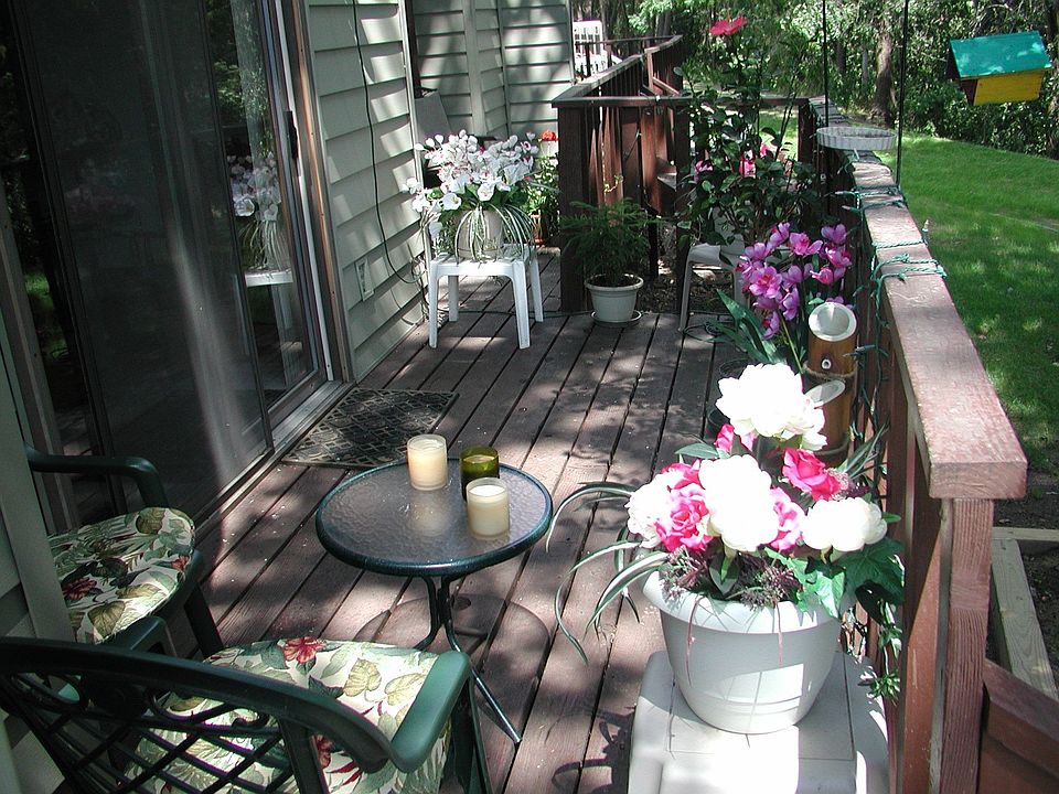 Deck & lawn area
