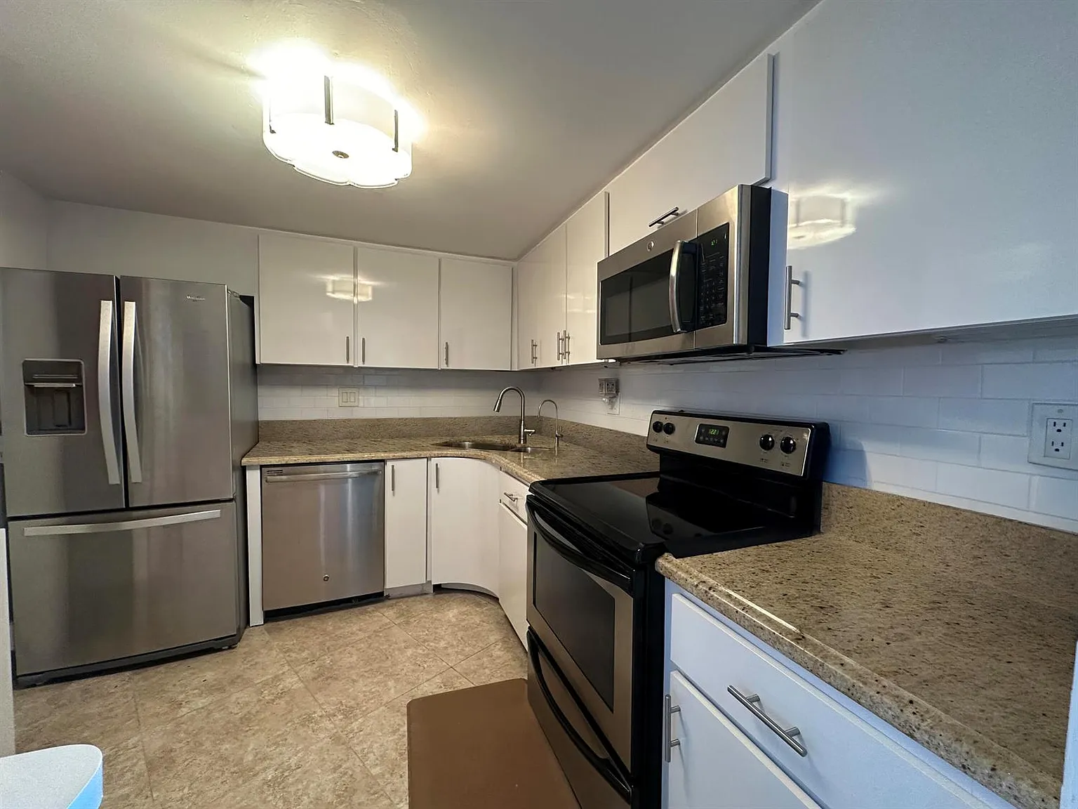 2 bed, 2.0 bath, 1247 sqft, $9,000 — Photo 4