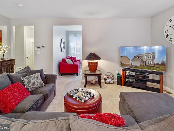5th image of 250 Saffron Cir