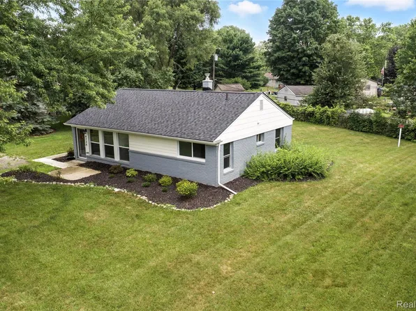4736 Summerhill Dr, Clarkston, MI 48346