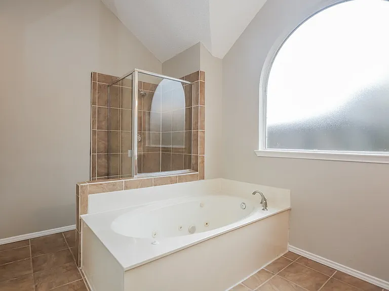 2124 Creek Royal Dr — Photo 10