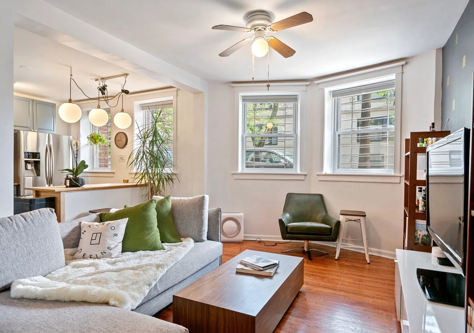 2 bed, 900 sqft, $2,000 — Photo 2