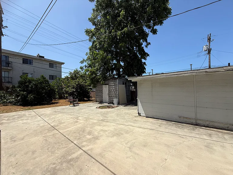 1116 Irving Ave — Photo 18