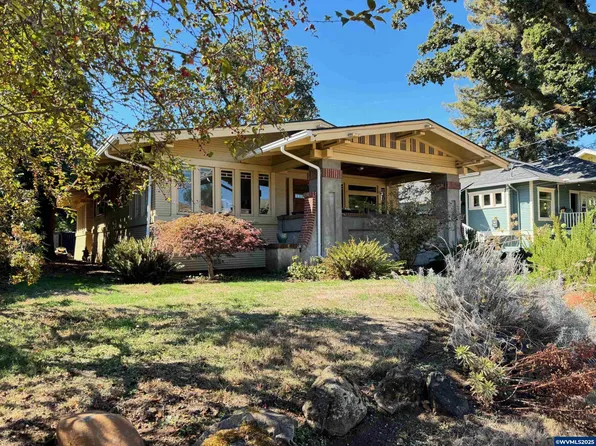 216 Coolidge St, Silverton, OR 97381