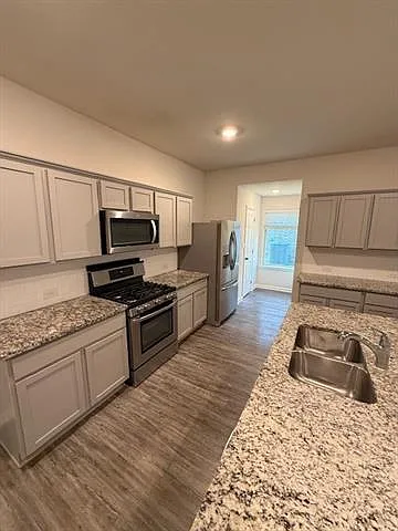 4 bed, 2.0 bath, 2079 sqft, $2,100 — Photo 3