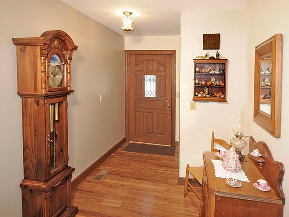 3rd image of 821 Wildwood Ct