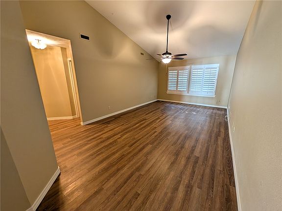 3rd image of 1602 Glen St