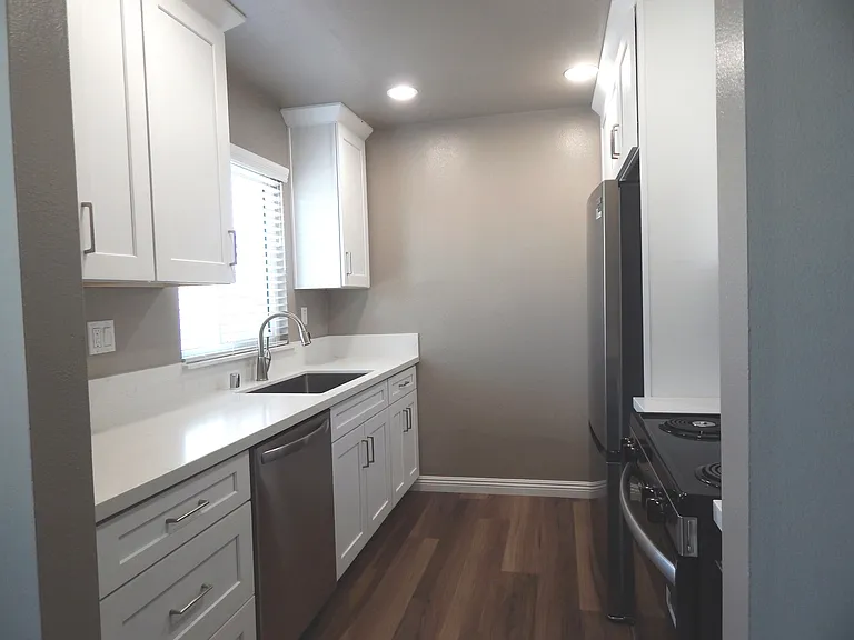 2101 Curtis Ave #4 — Photo 2