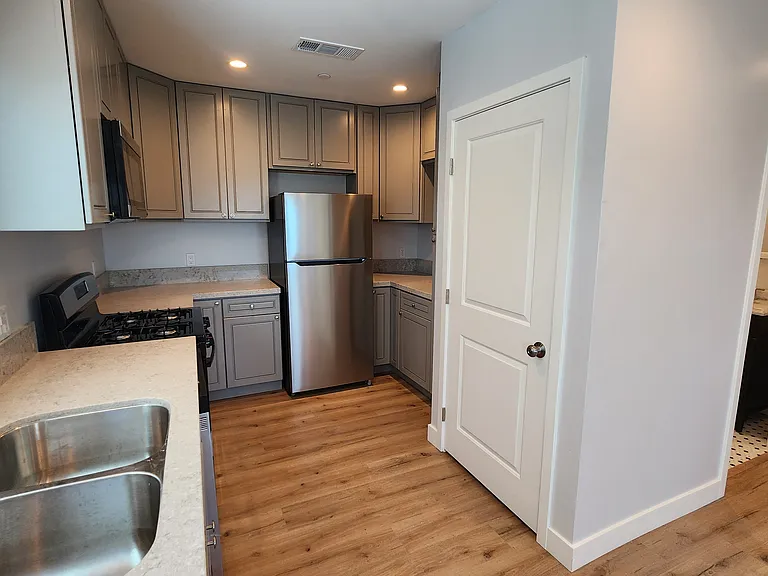 1692 University Dr — Photo 4