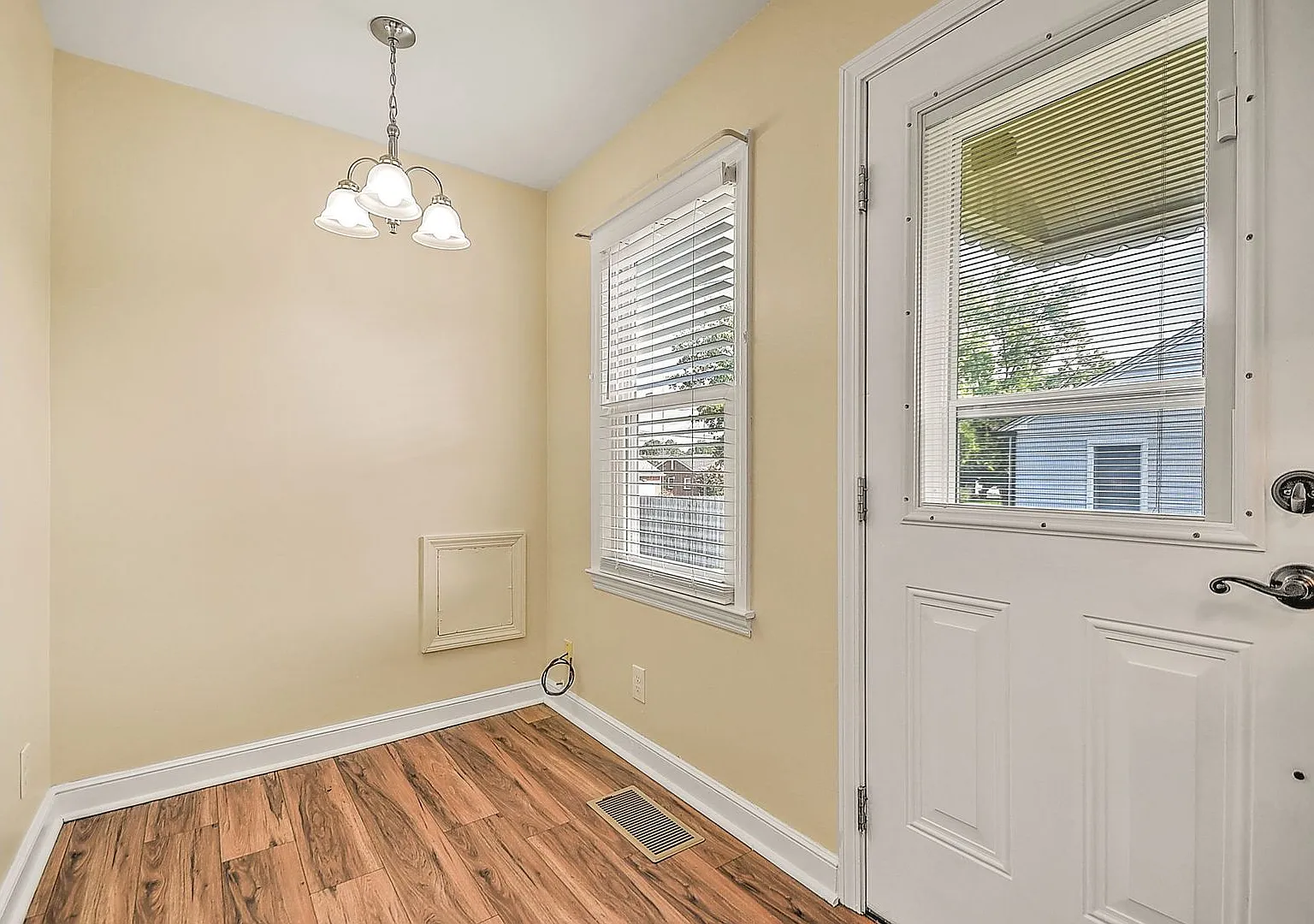 Renovated One Level Home (completely renovated) — Photo 4